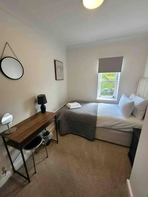 5 Bed Modern Cheltenham Town Centre Home 0*,